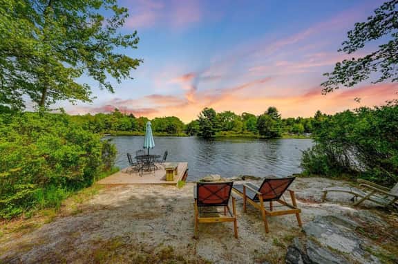 LAKESIDE ON LAKE NAOMI - boats, hot tub, beach, dock. Dogs OK